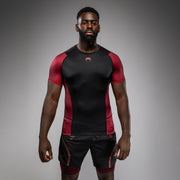 Rashguard à manches courtes pour Hommes Homme Venum x Assassin’s Creed Shadows - Bordeaux/Noir