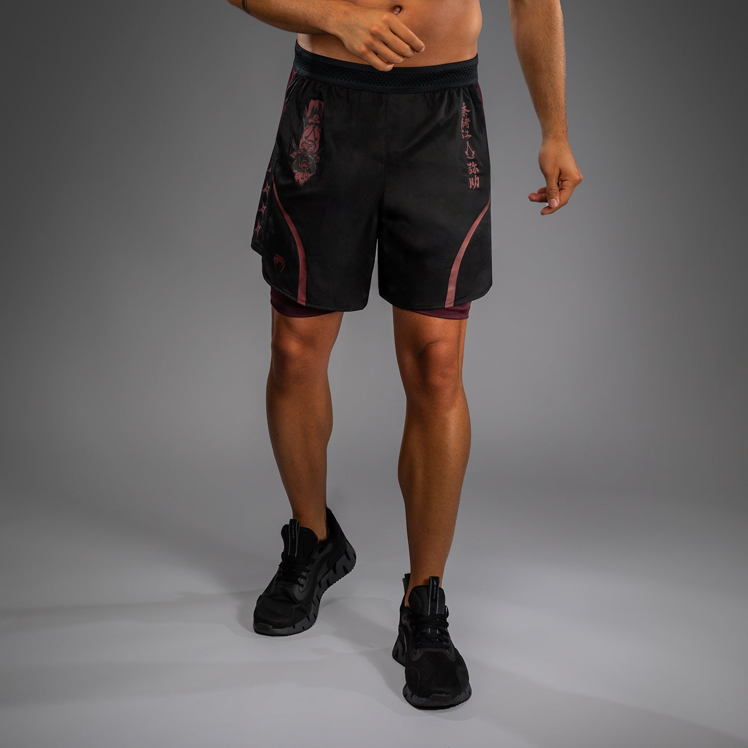 Short d'Entraînement pour Hommes Venum x Assassin’s Creed Shadows - Bordeaux/Noir