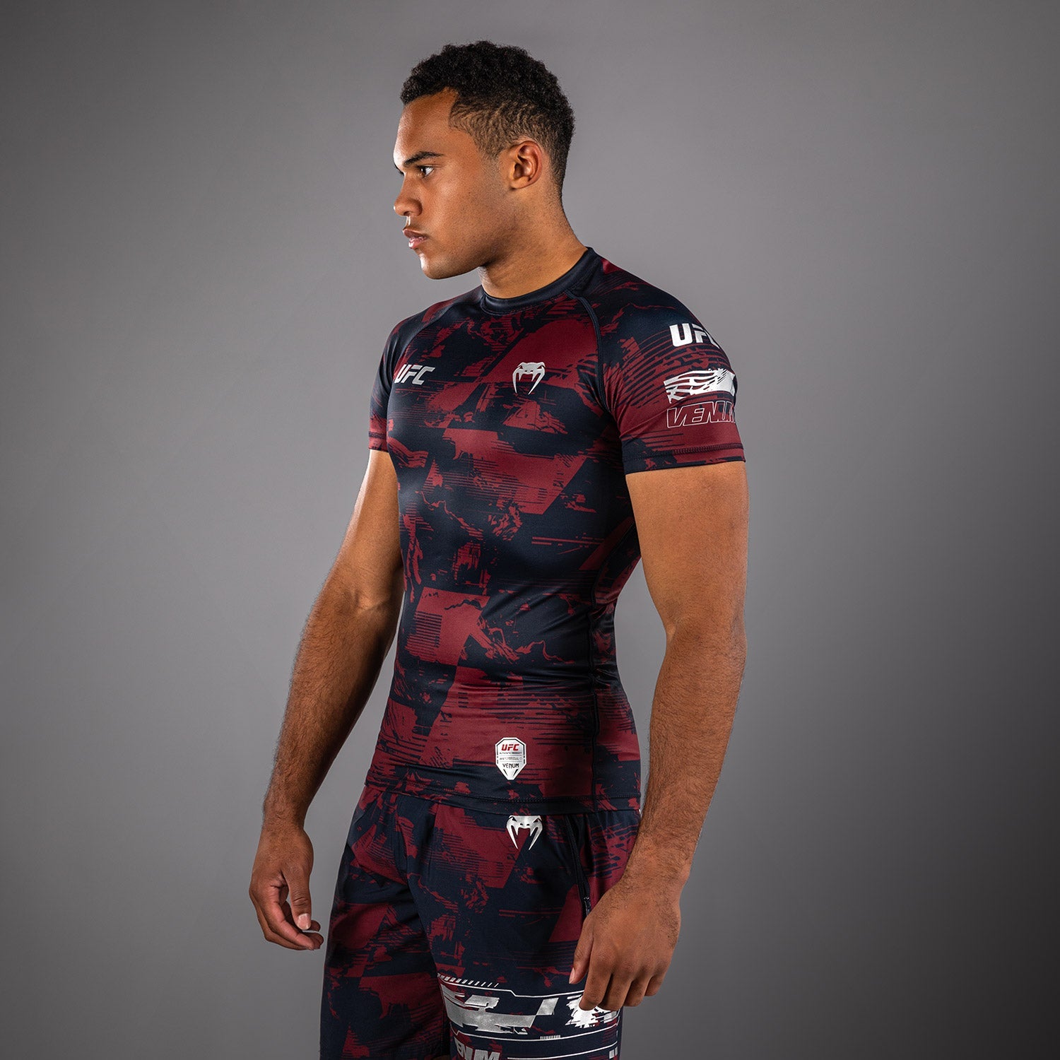 Rashguard manches courtes Performance Homme UFC Zenith by Venum Authentic Fight Week - Bleu marine/Bordeaux/Argent