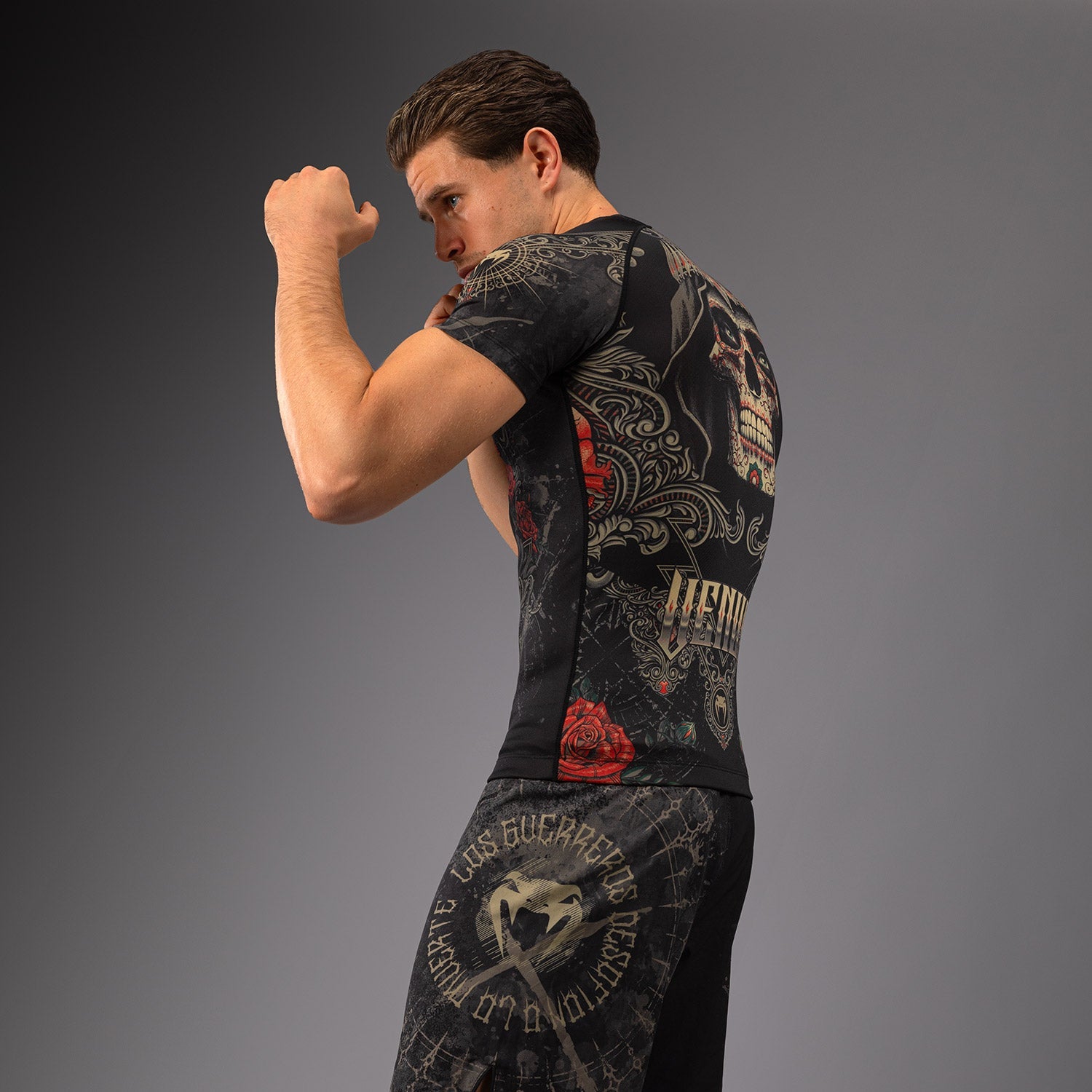 Rashguard à Manches Courtes pour Hommes Venum Santa Muerte 5.0 - Noir Profond/Or